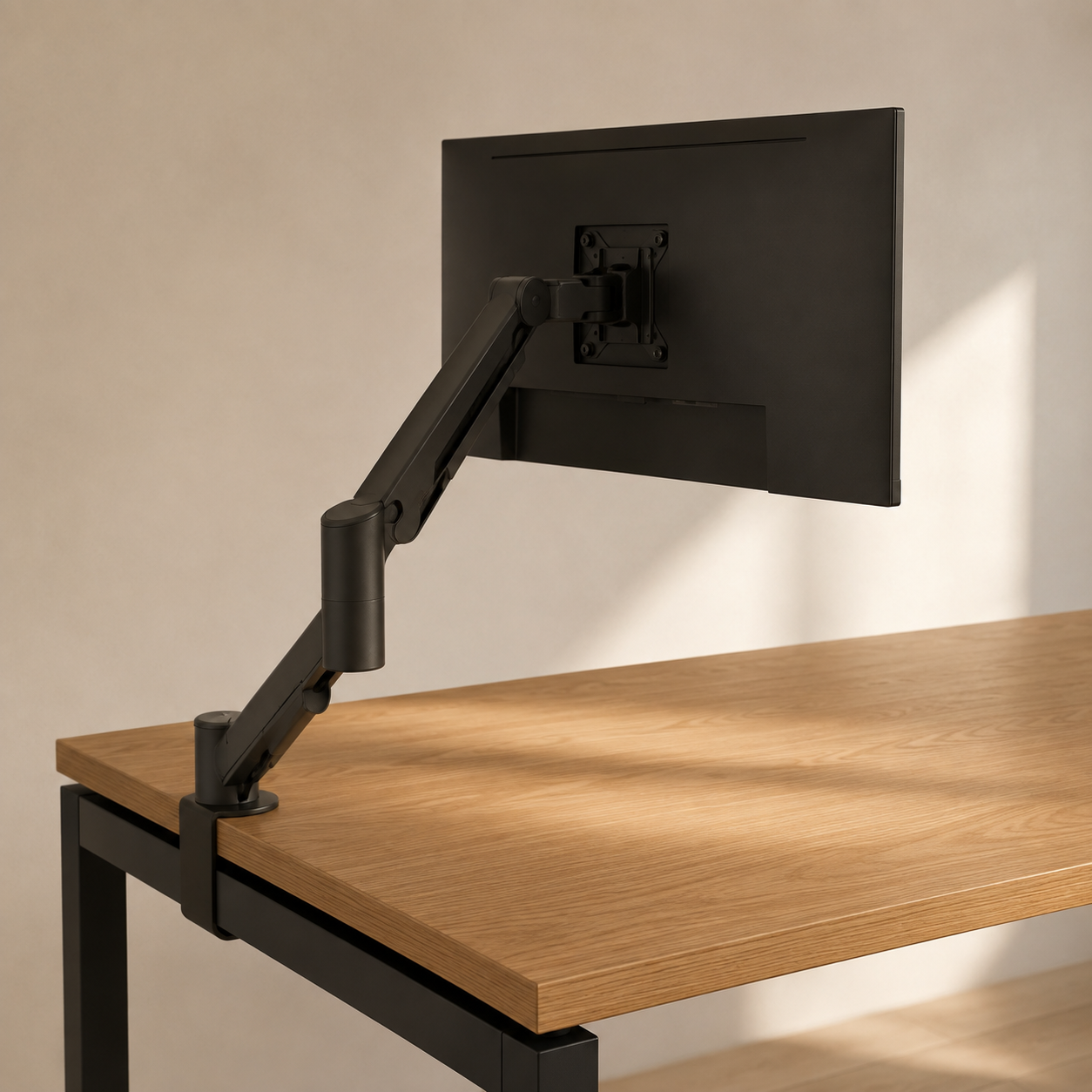 Dettaglio del braccio porta-monitor con fissaggio a morsetto, incluso nella Postazione Home Office Completa