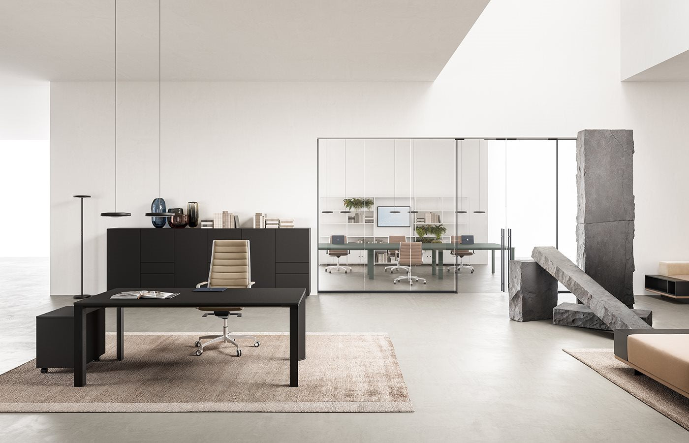 Scrivania direzionale Prestige con piano in gres porcellanato nero effetto marmo