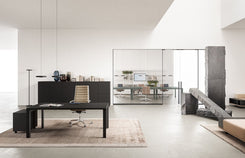Scrivania direzionale Prestige con piano in gres porcellanato nero effetto marmo