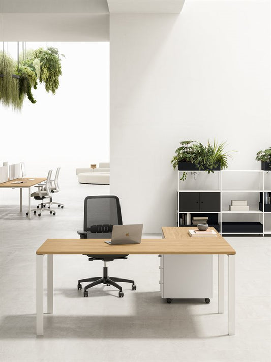 Scrivania operativa per ufficio con piano bianco